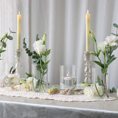 Etolies vase rempli de fleurs blanches, met en valeur la couleur naturelle