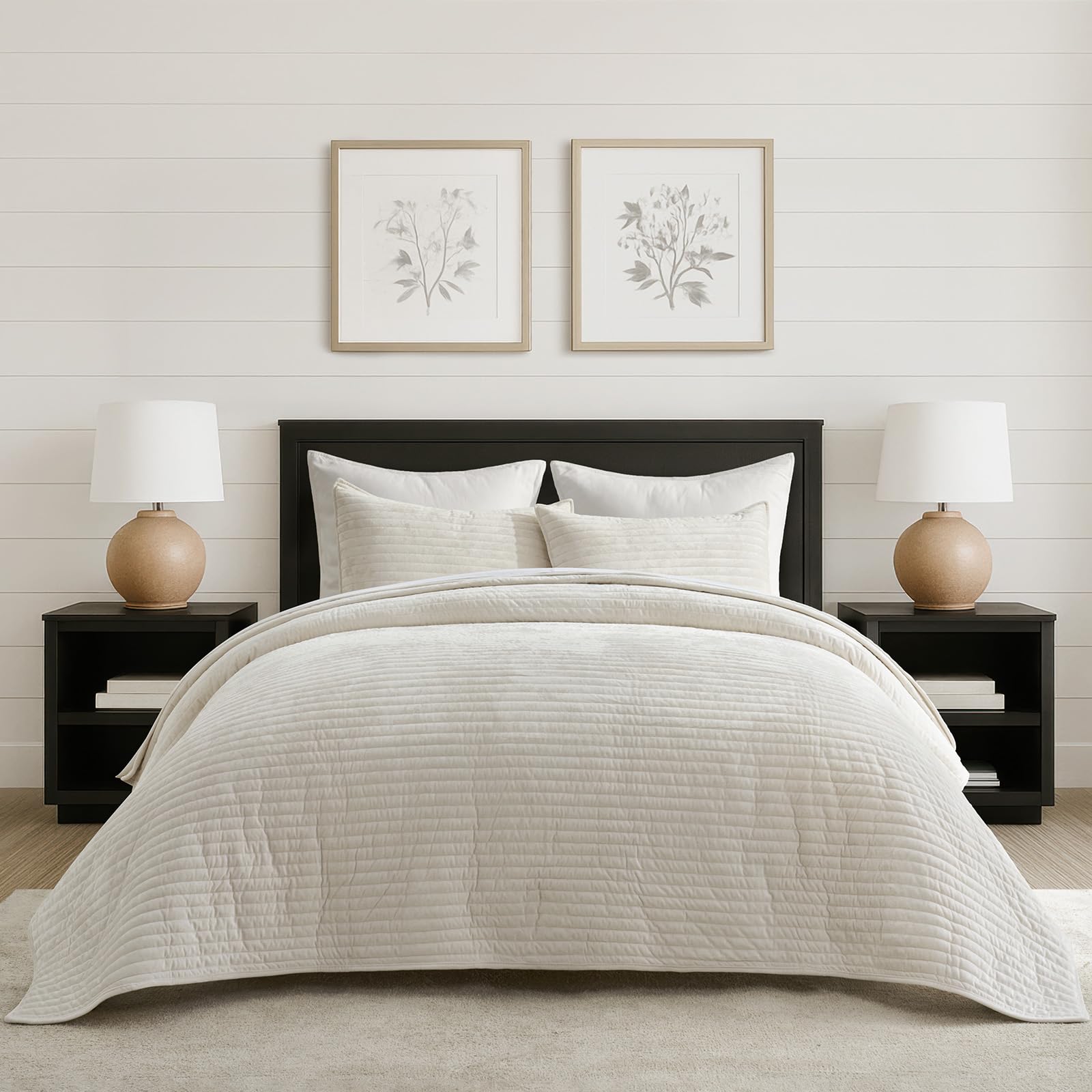 EverGrace vue frontale du couvre‑lit ivoire, apporte élégance instantanée
