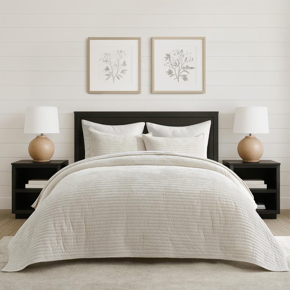 EverGrace vue frontale du couvre‑lit ivoire, apporte élégance instantanée