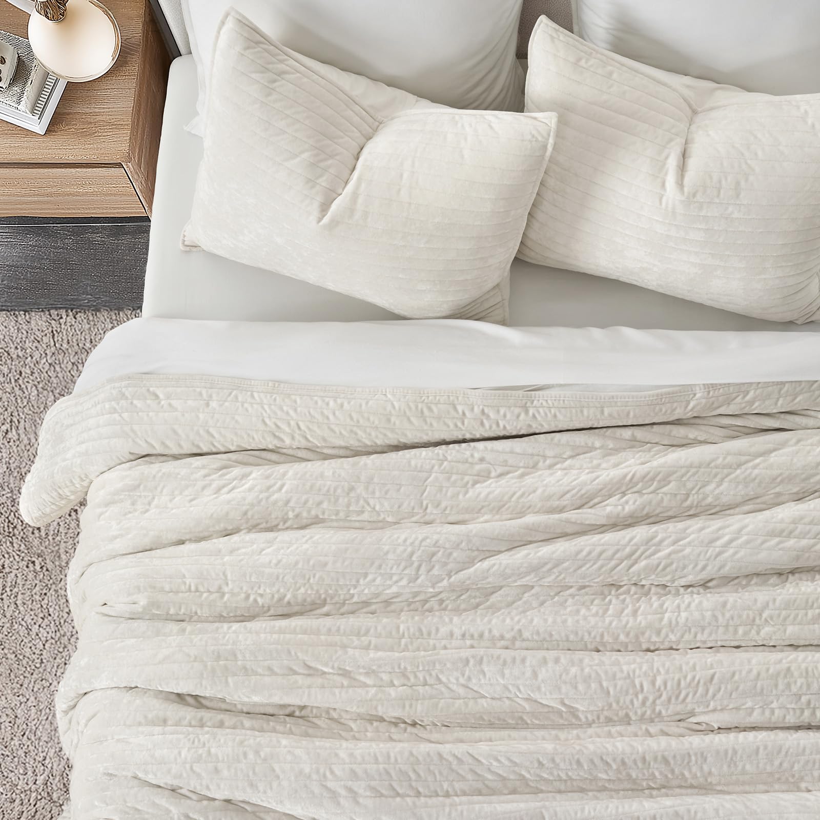 EverGrace mise en scène chambre king size, crée une atmosphère sophistiquée