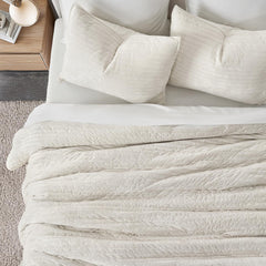 EverGrace mise en scène chambre king size, crée une atmosphère sophistiquée