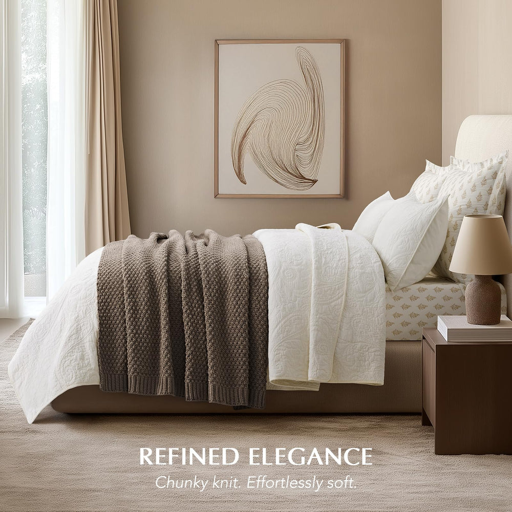 EverGrace plaid drapé sur canapé ajoutant chaleur et profondeur décorative