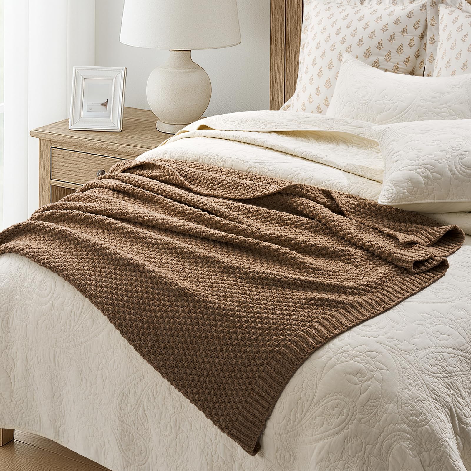 EverGrace main touchant la chenille démontrant toucher moelleux et confort