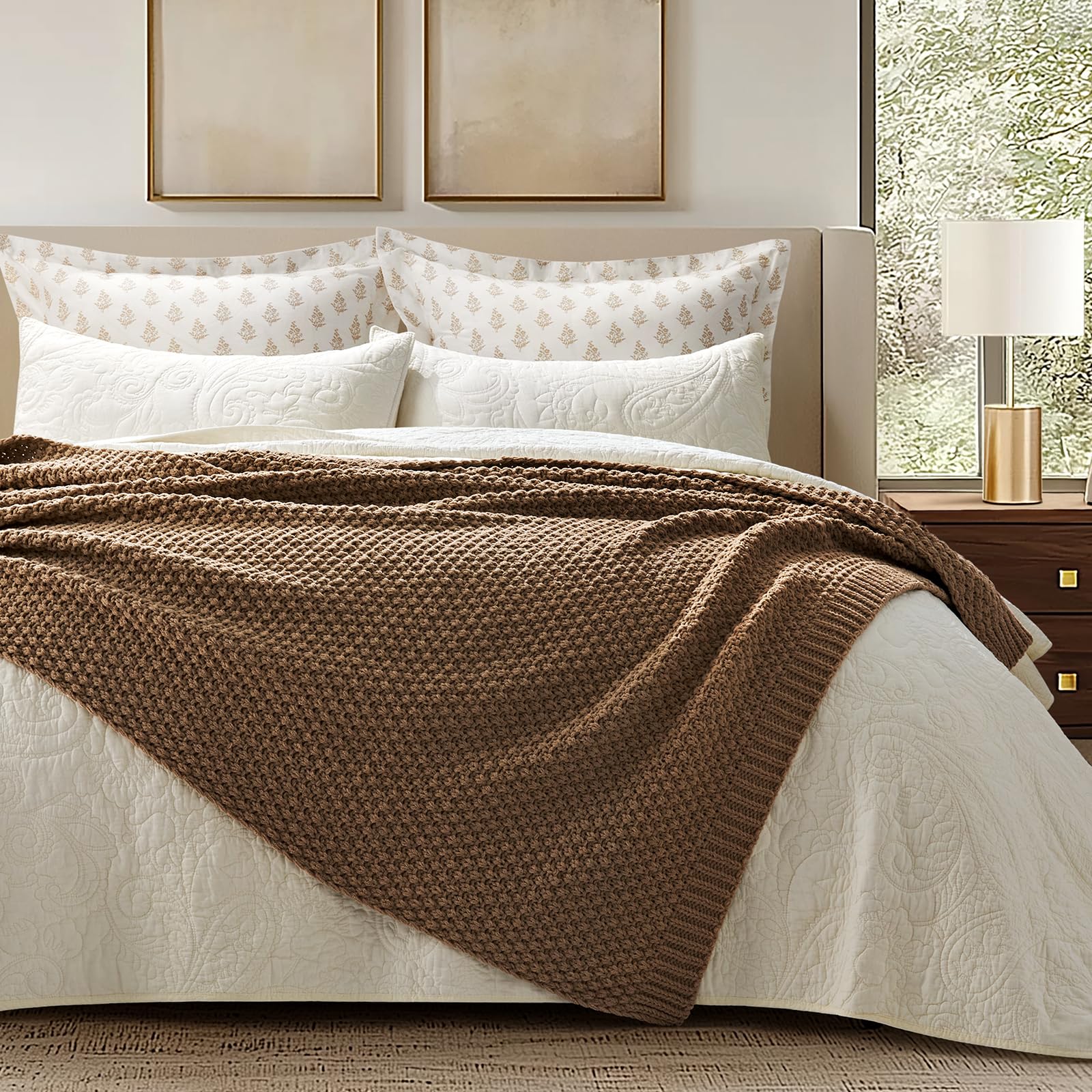 EverGrace plaid plié au pied du lit ajoutant texture et confort visuel