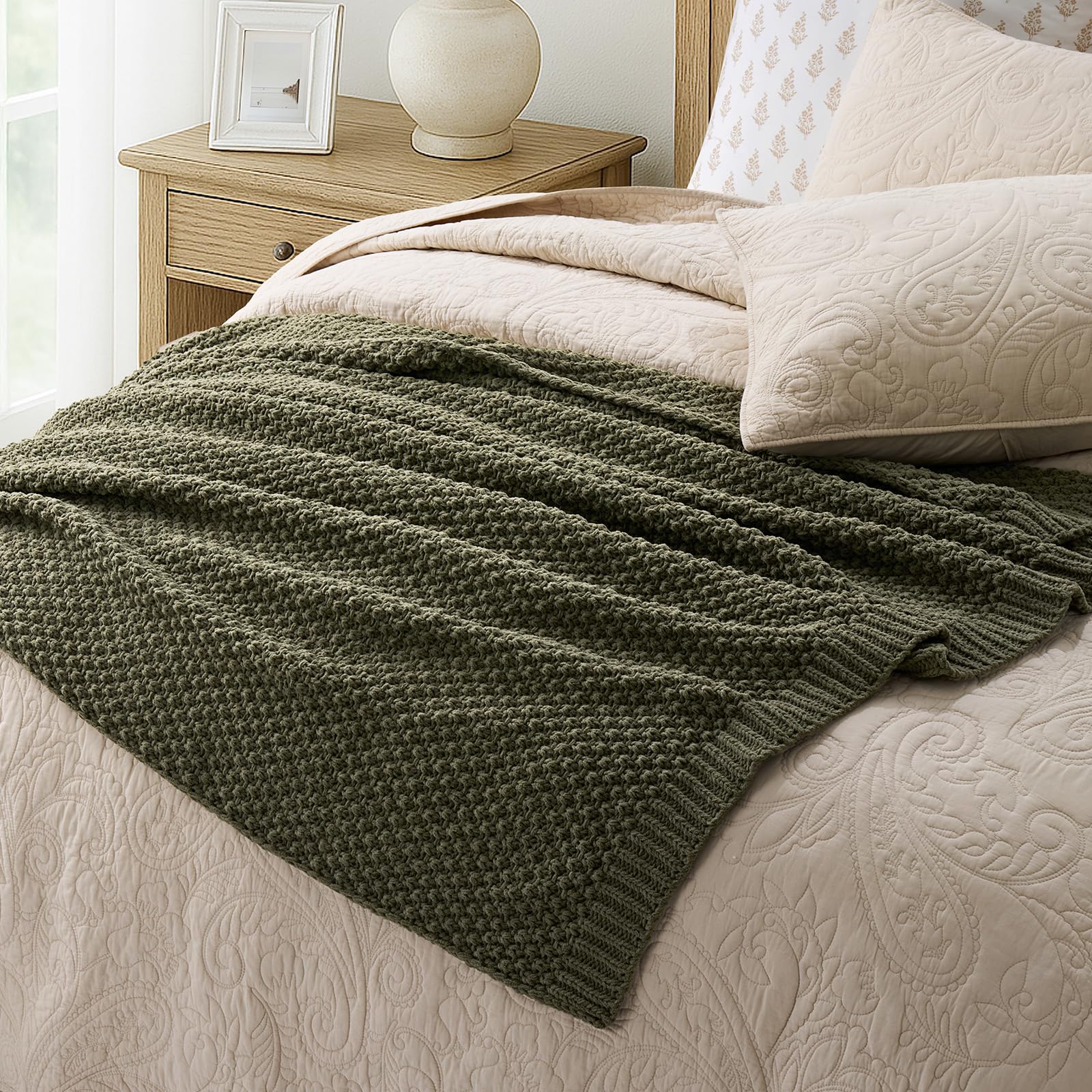 EverGrace plaid plié au pied du lit offrant touche cosy et élégante