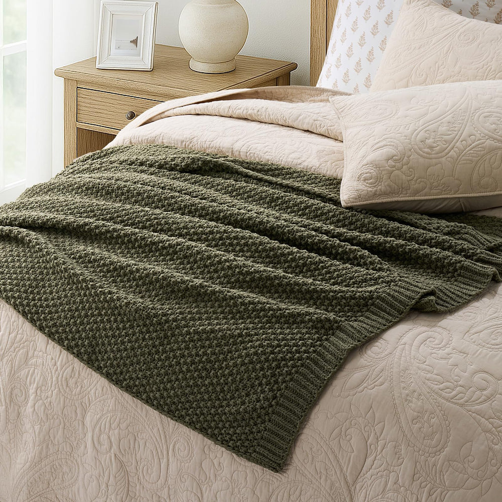 EverGrace plaid plié au pied du lit offrant touche cosy et élégante