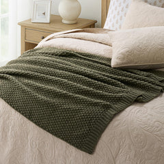 EverGrace plaid plié au pied du lit offrant touche cosy et élégante