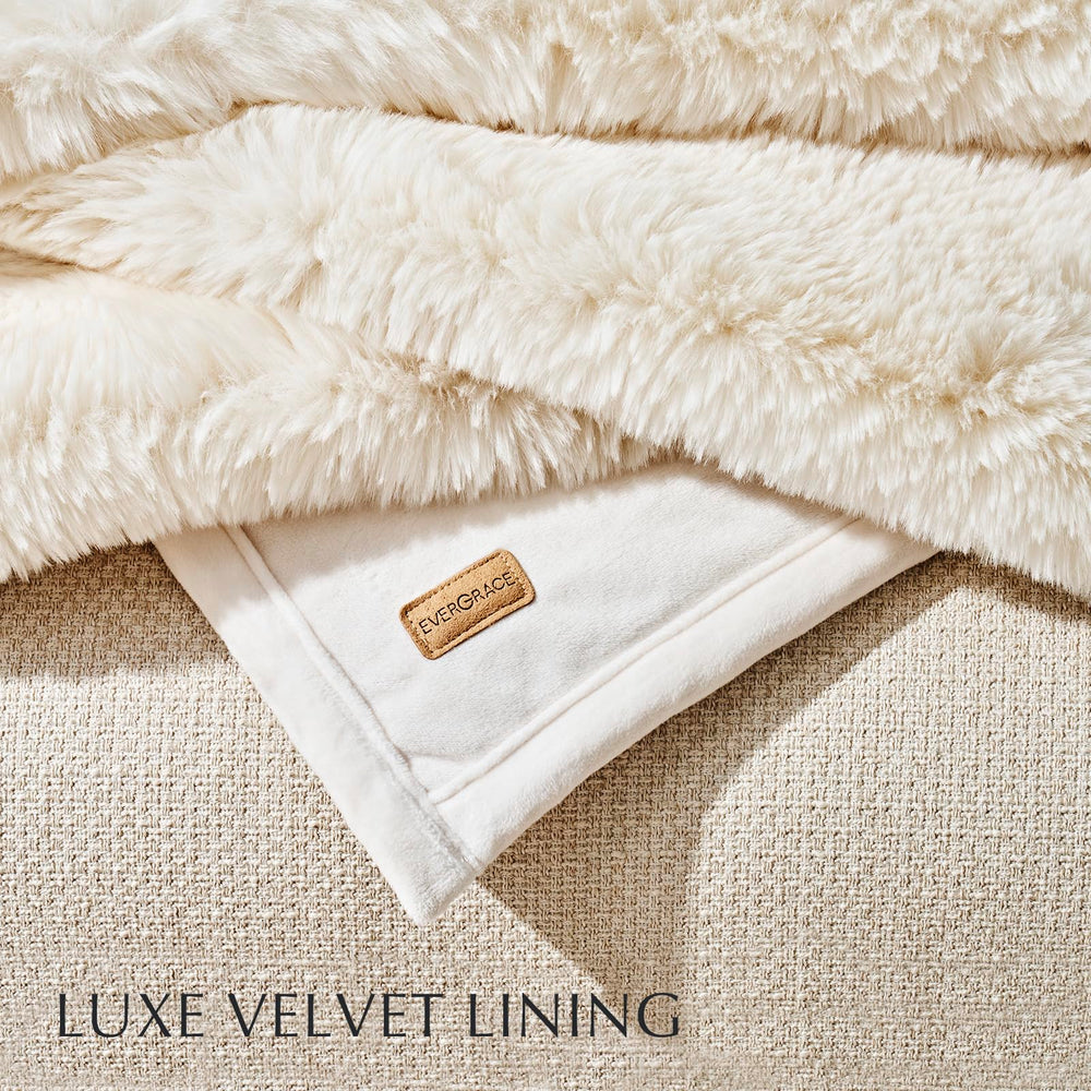 EverGrace plaid déployé sur lit montrant finition luxueuse et accueil