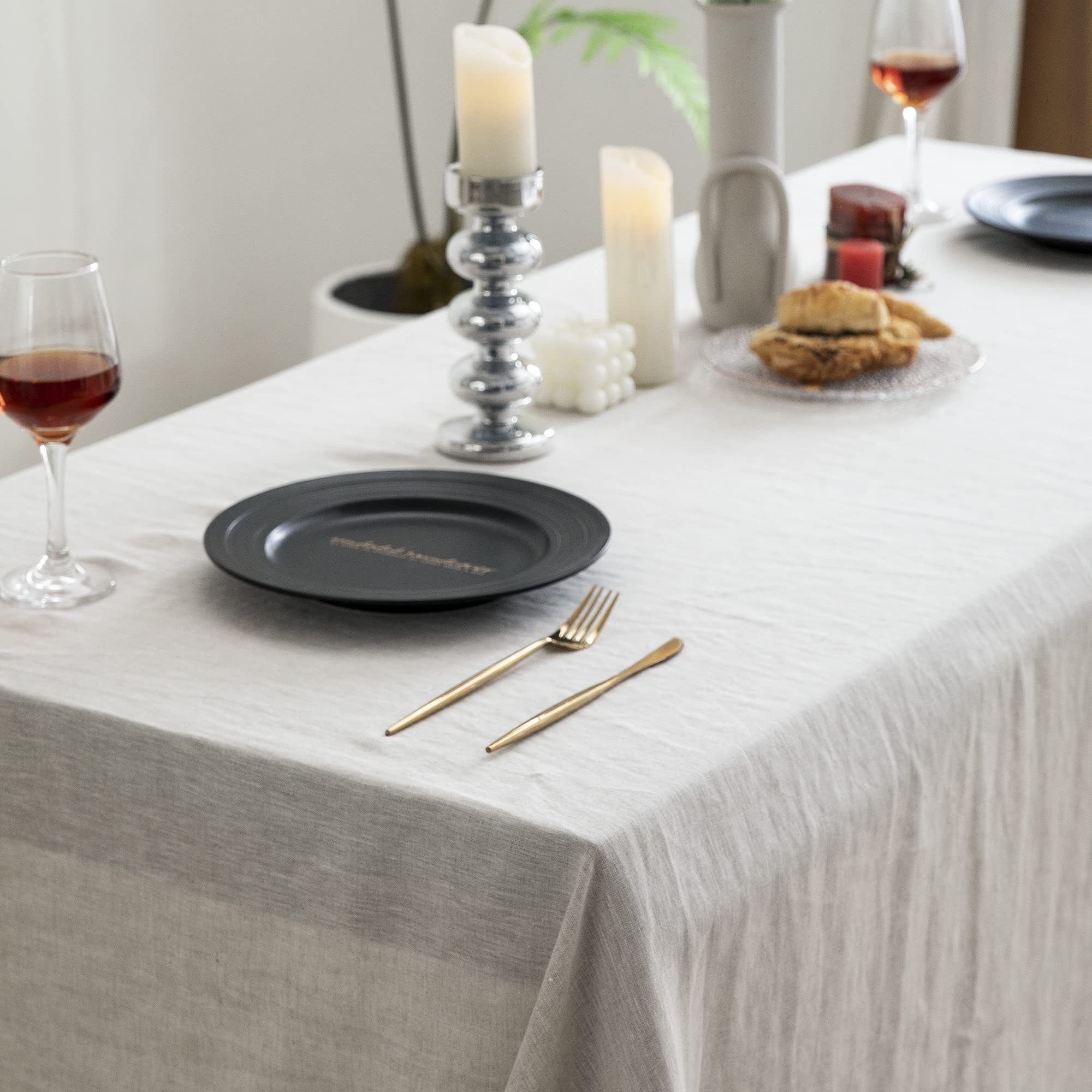Everly nappe sur table de mariage décorée montrant rendu photogénique