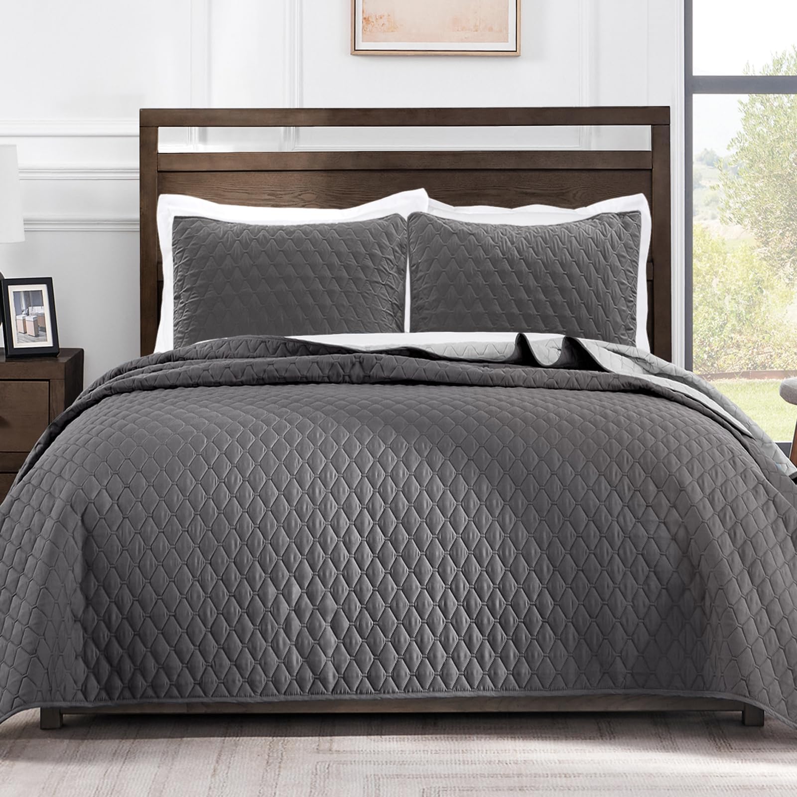 Exclusivo Mezcla face avant montrant couette king grise et taies, design élégant