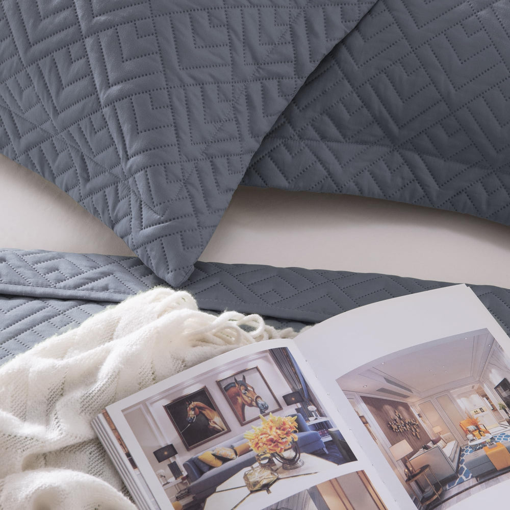 EXQ Home comparaison taille Queen montrant ajustement exact du lit
