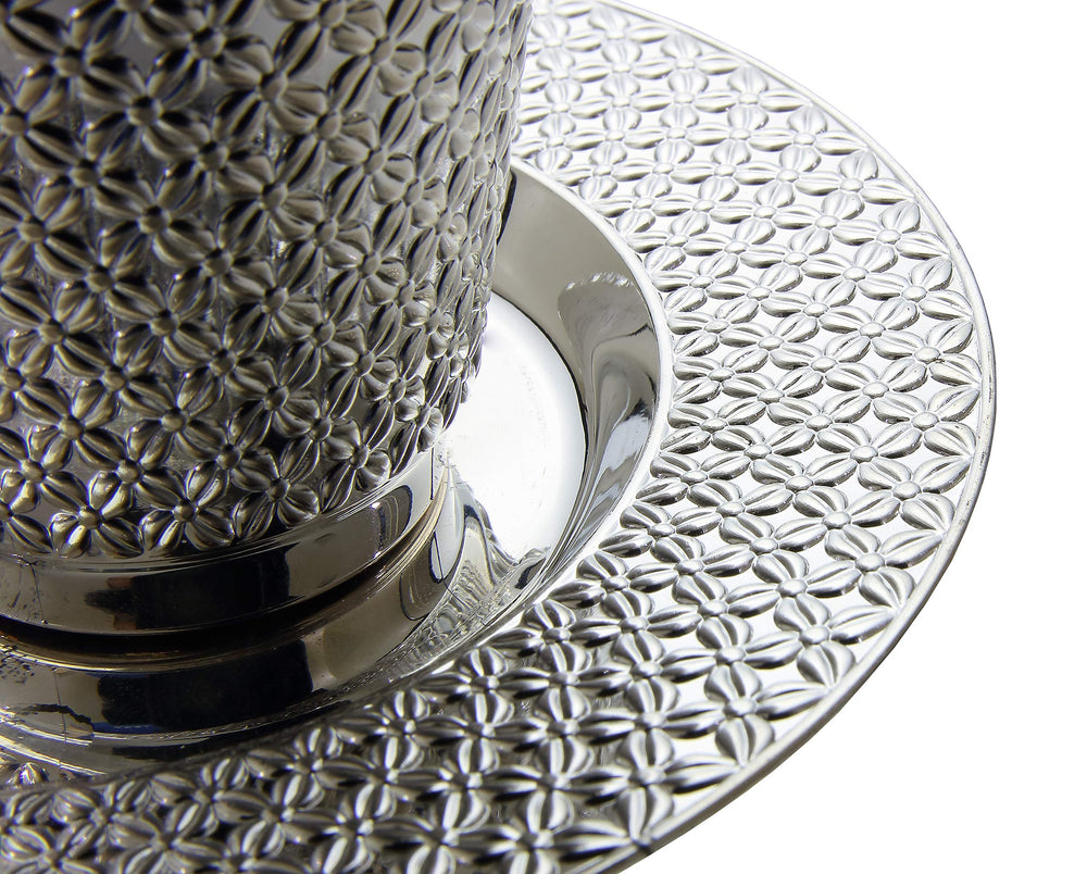 Exquisite intérieur doré de la coupe, finition brillante protège le liquide