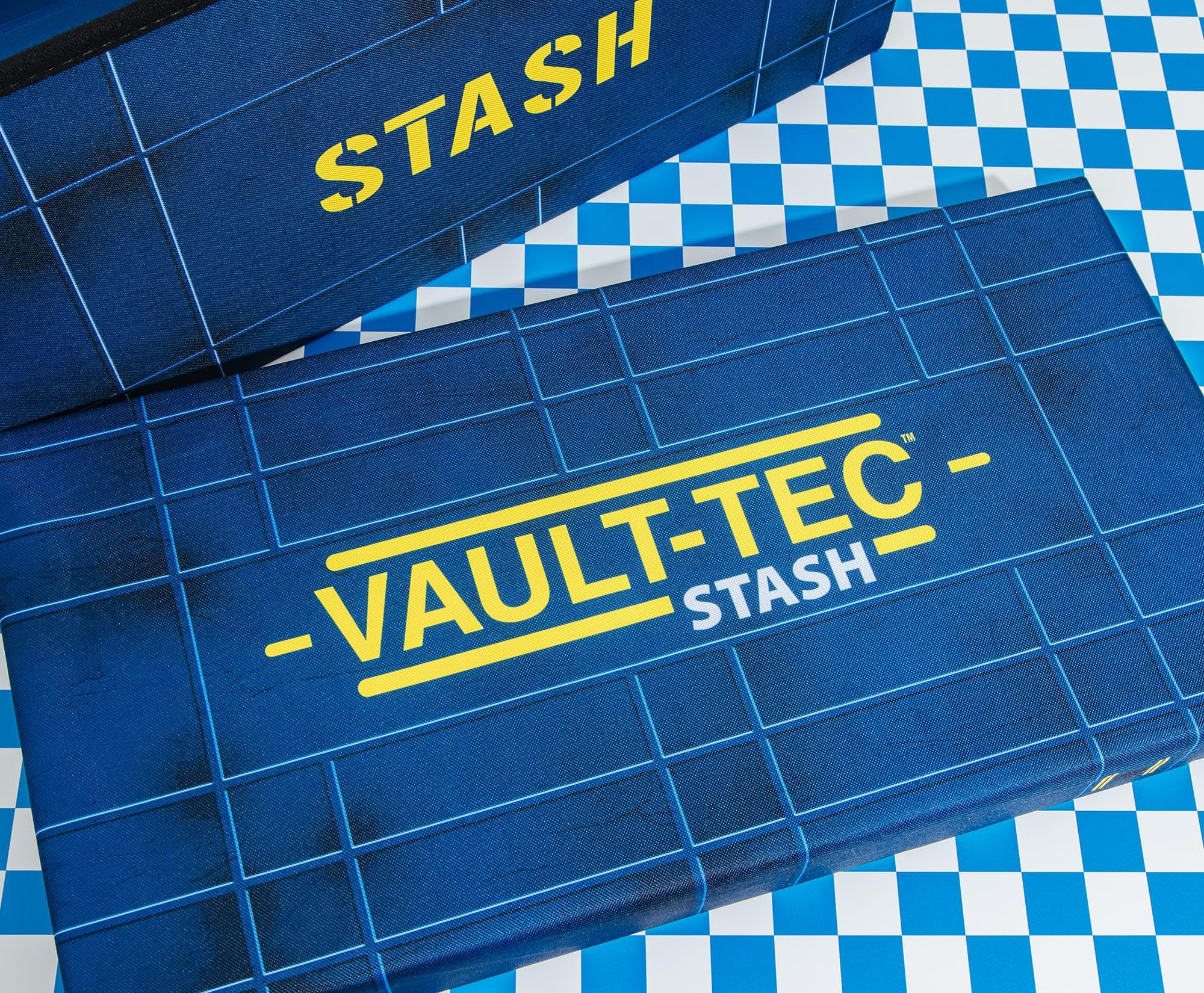 Fallout boîte glissée sous un lit démontrant gain de place efficace