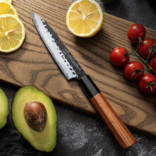 FAMCÜTE gros plan lame alvéolée réduisant l'adhérence des aliments