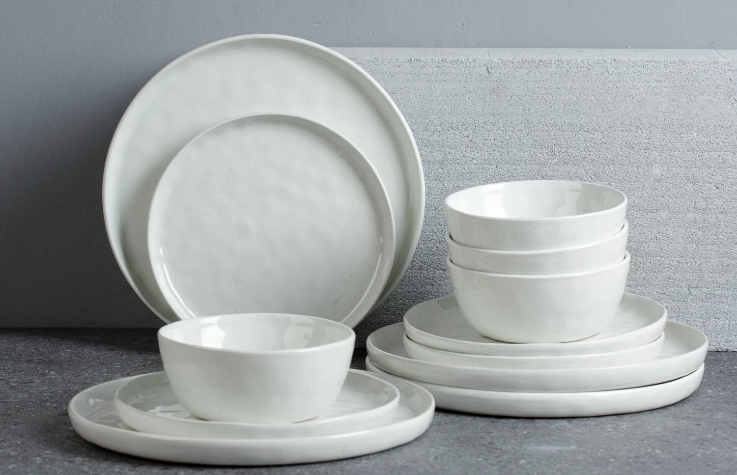 famiware assiette à côté d'une fourchette pour évaluer l'échelle
