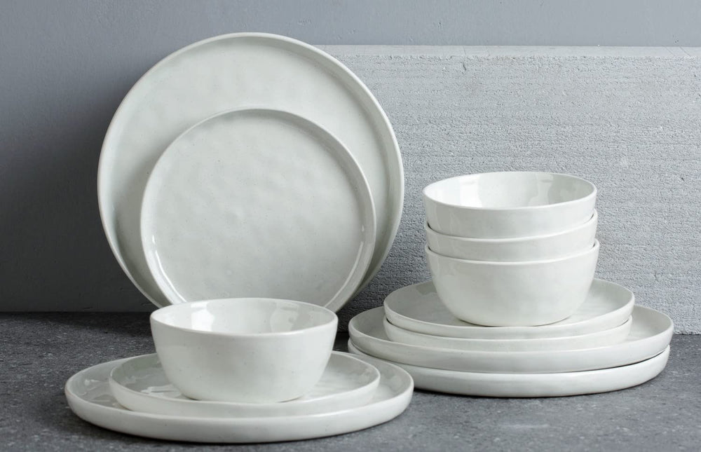 famiware assiette à côté d'une fourchette pour évaluer l'échelle
