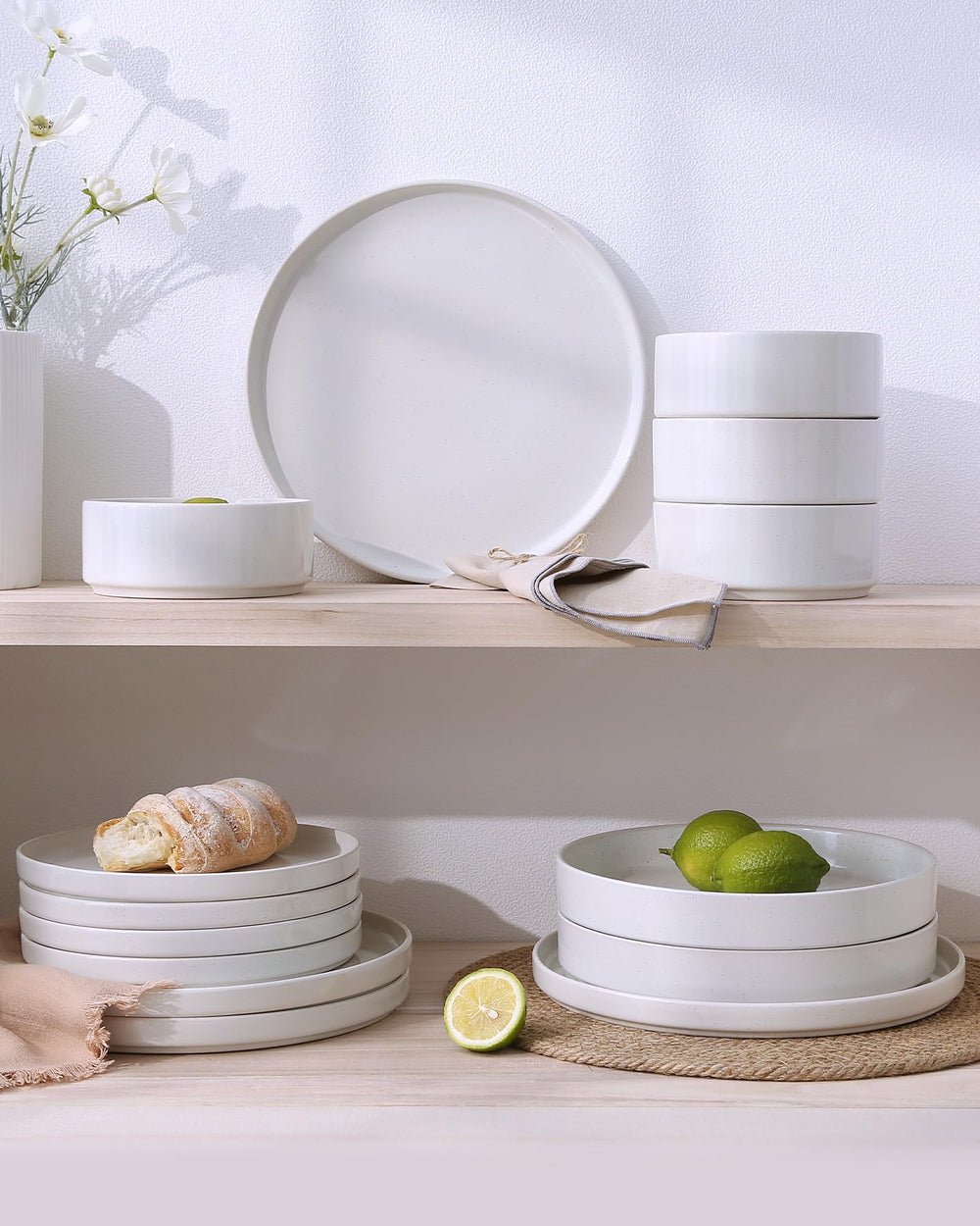 Famiware mise en scène sur table moderne pour dîner convivial