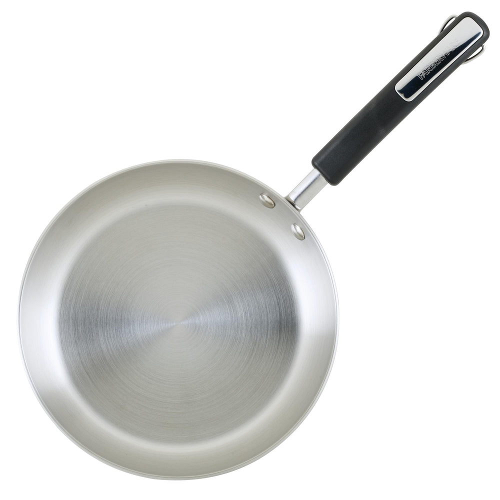 Farberware Brilliance ensemble rangé proprement dans une cuisine moderne