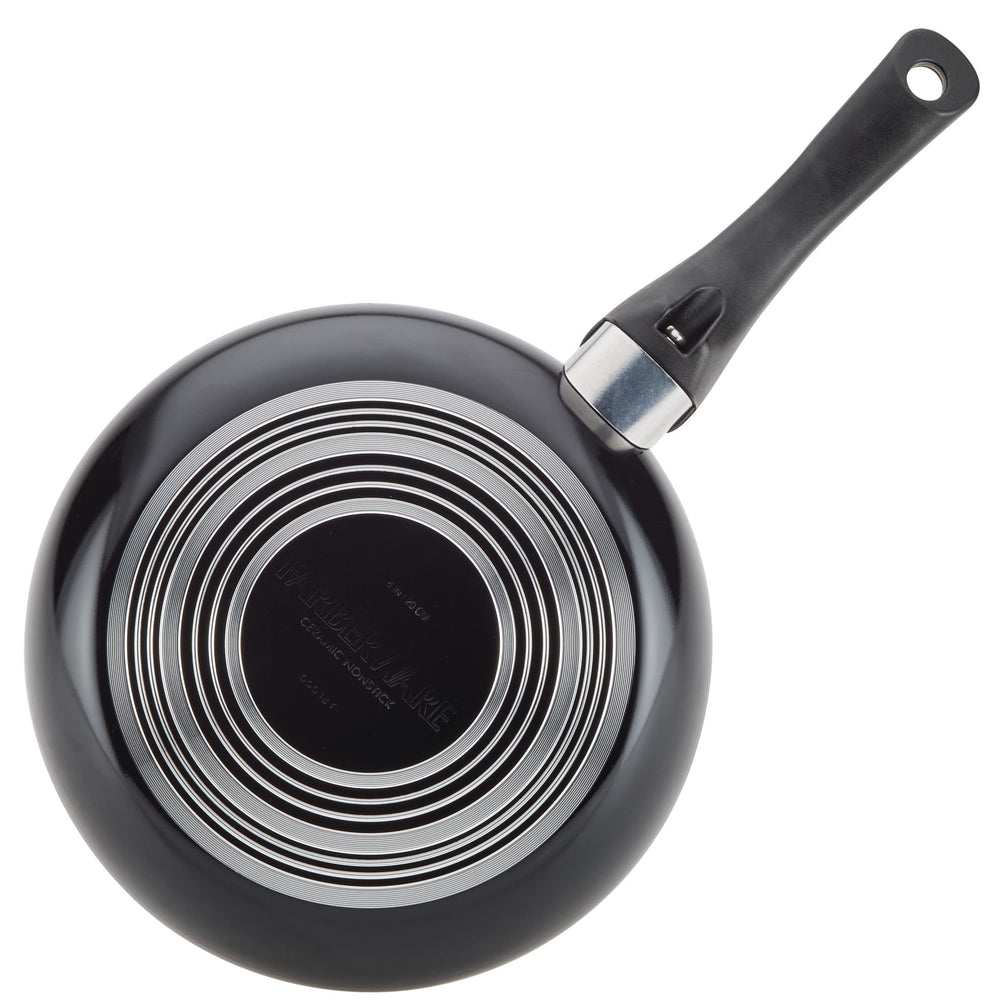 Farberware comparaison taille avec assiette montrant dimensions compactes 8 pouces