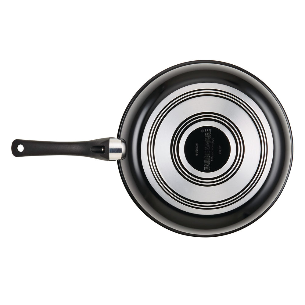 Farberware poêle en usage sur plaque cuisson démontrant répartition homogène de chaleur