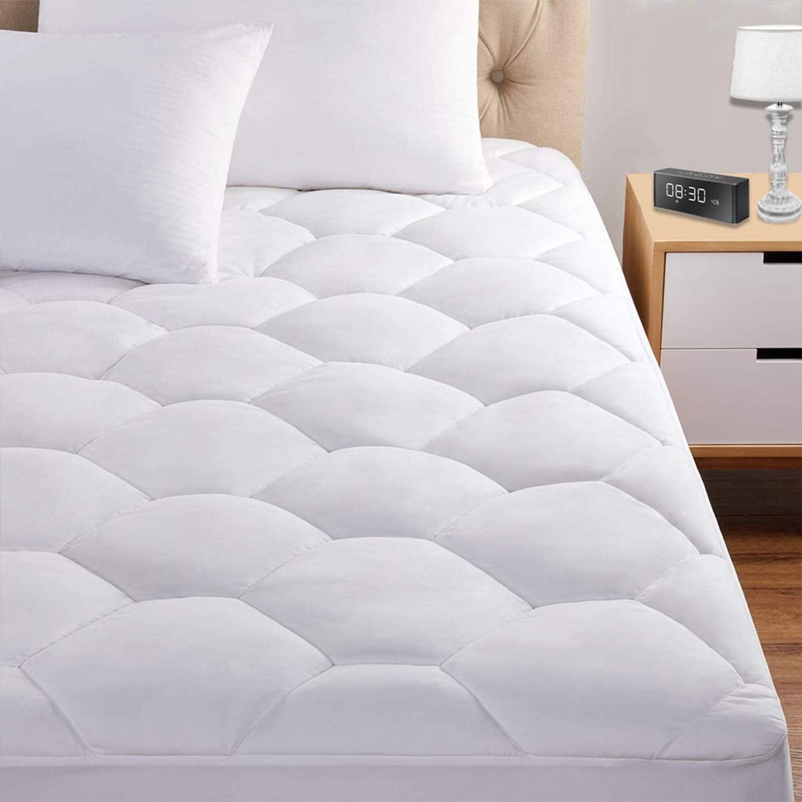 Favorland face avant du protège-matelas queen montrant ajustement et finition confort