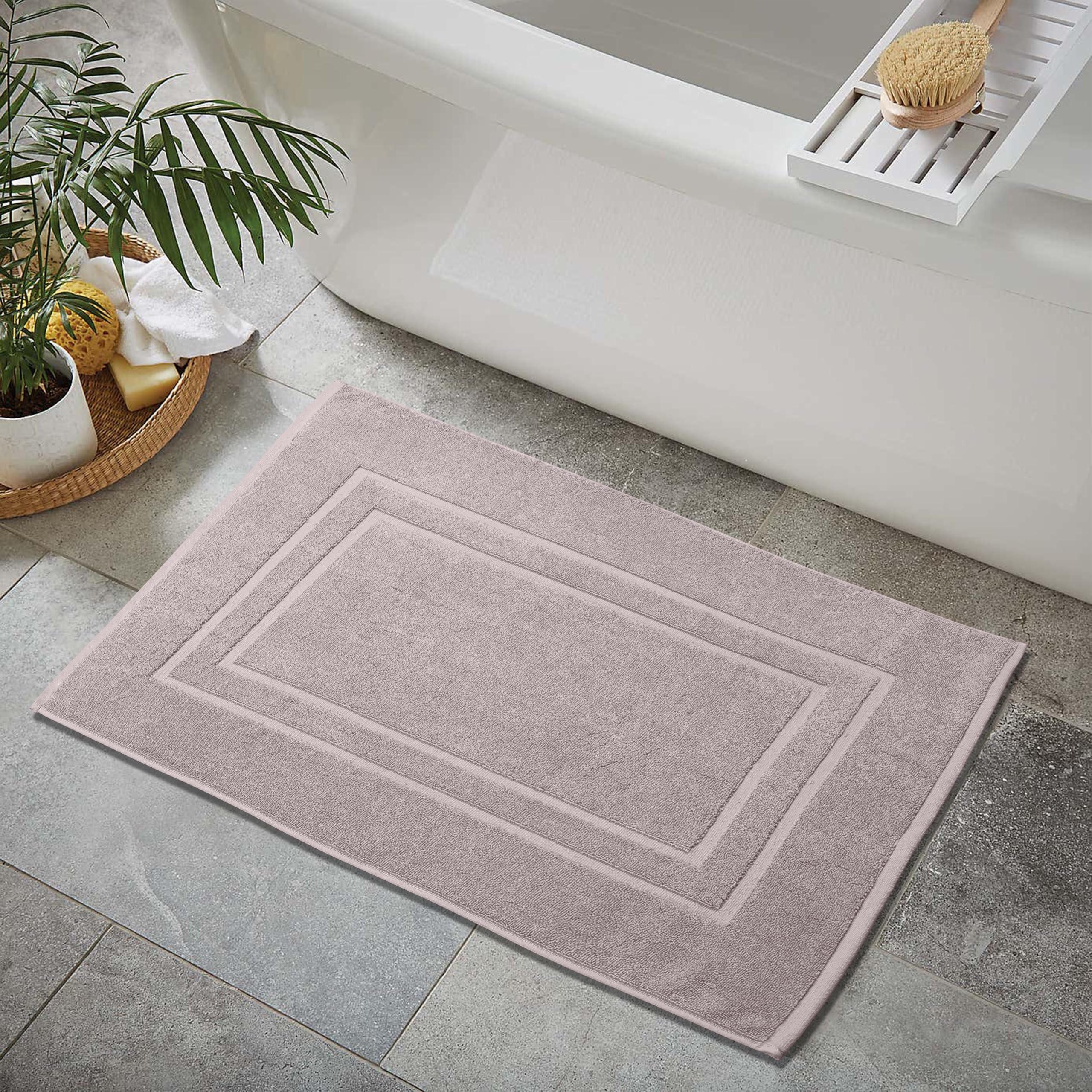FEATHER & STITCH NEW YORK tapis en situation salle de bain élégant et fonctionnel