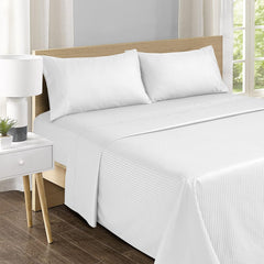 Feather & Stitch gros plan du satin 500 TC montrant texture douce et brillance