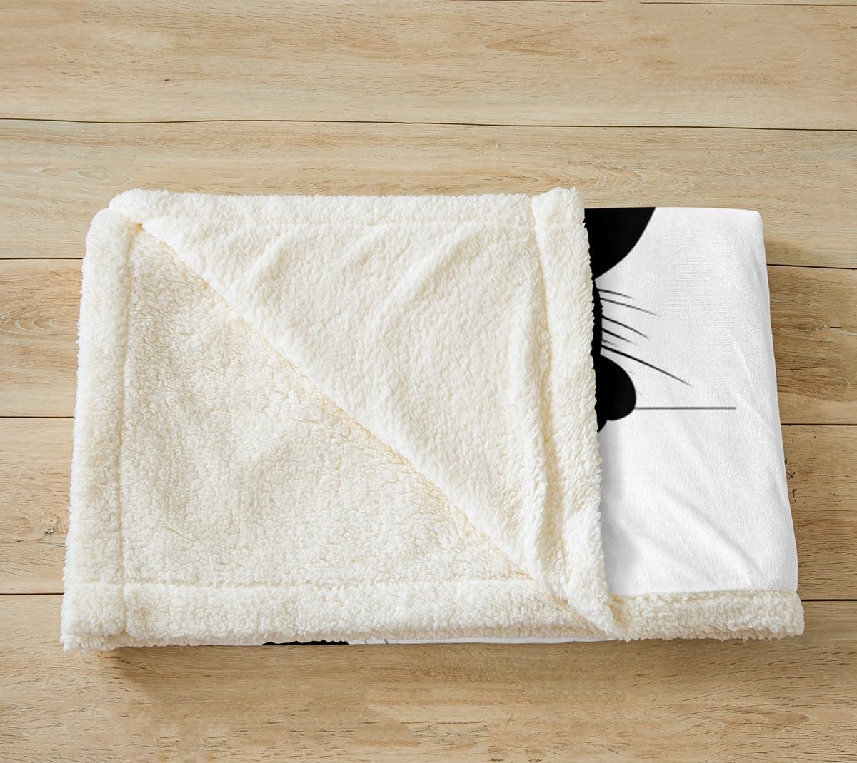 Feelyou plaid utilisé par un enfant sur canapé pour moments cocooning