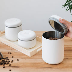 Fellow Atmos posée à côté d'une tasse pour comparer taille pratique