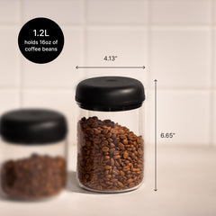 Boîte Fellow Atmos remplie de grains entiers pour préserver les arômes plus longtemps