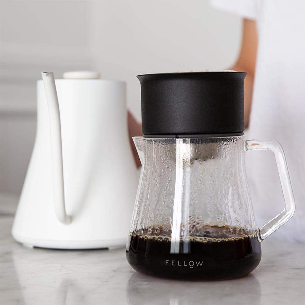 Fellow carafe à côté d'une tasse pour comparaison d'échelle utile