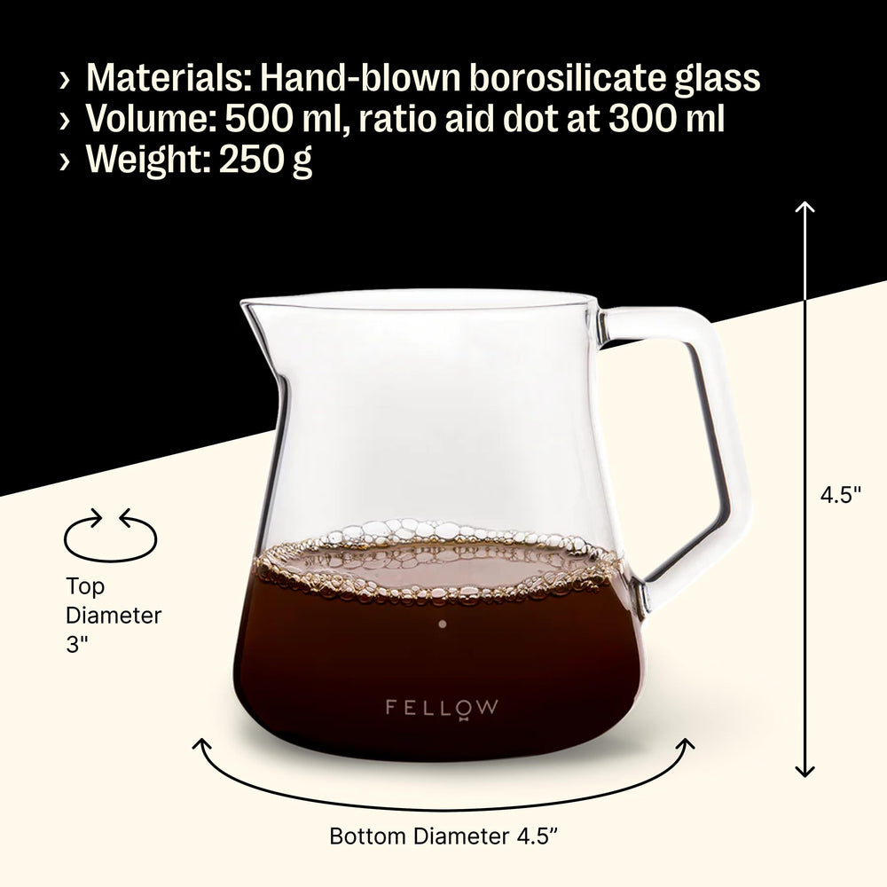 Fellow carafe utilisée sous un dripper pour un pour-over net