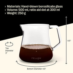 Fellow carafe utilisée sous un dripper pour un pour-over net