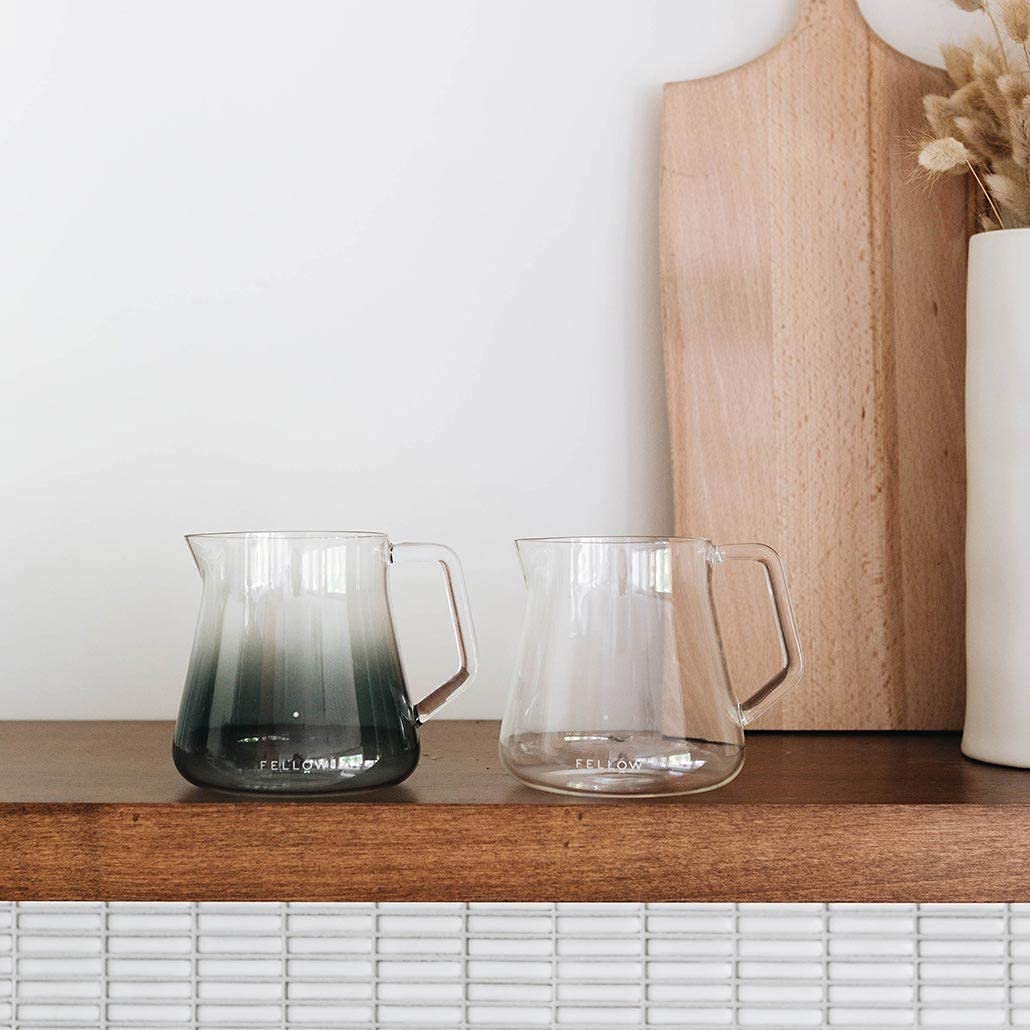 Fellow carafe présentée sur un bar à café moderne esthétique