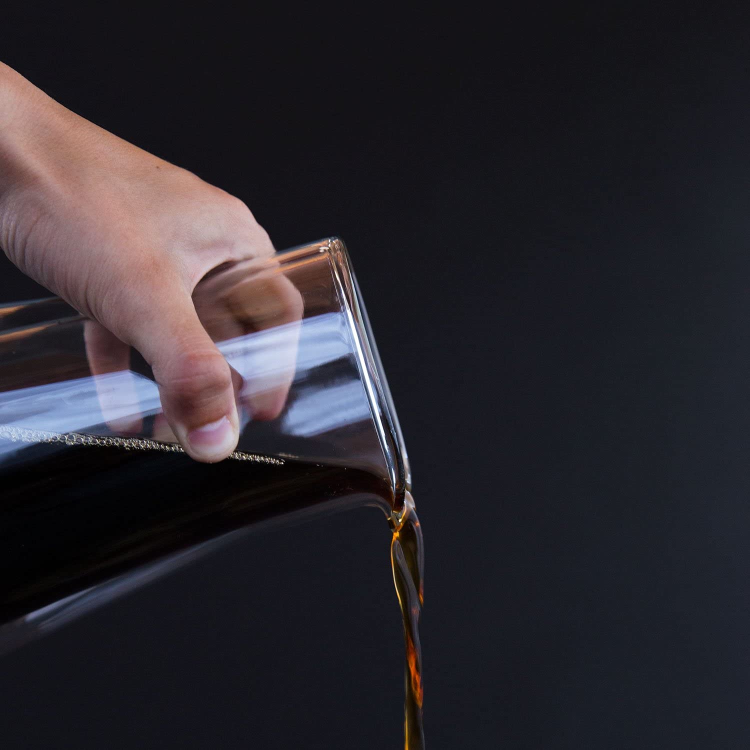 Fellow Stagg à côté de tasses pour montrer l’échelle et la capacité 600 ml