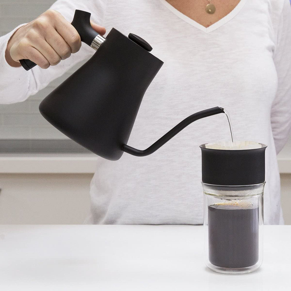 Fellow Stagg versement pour-over illustrant débit régulier et contrôle