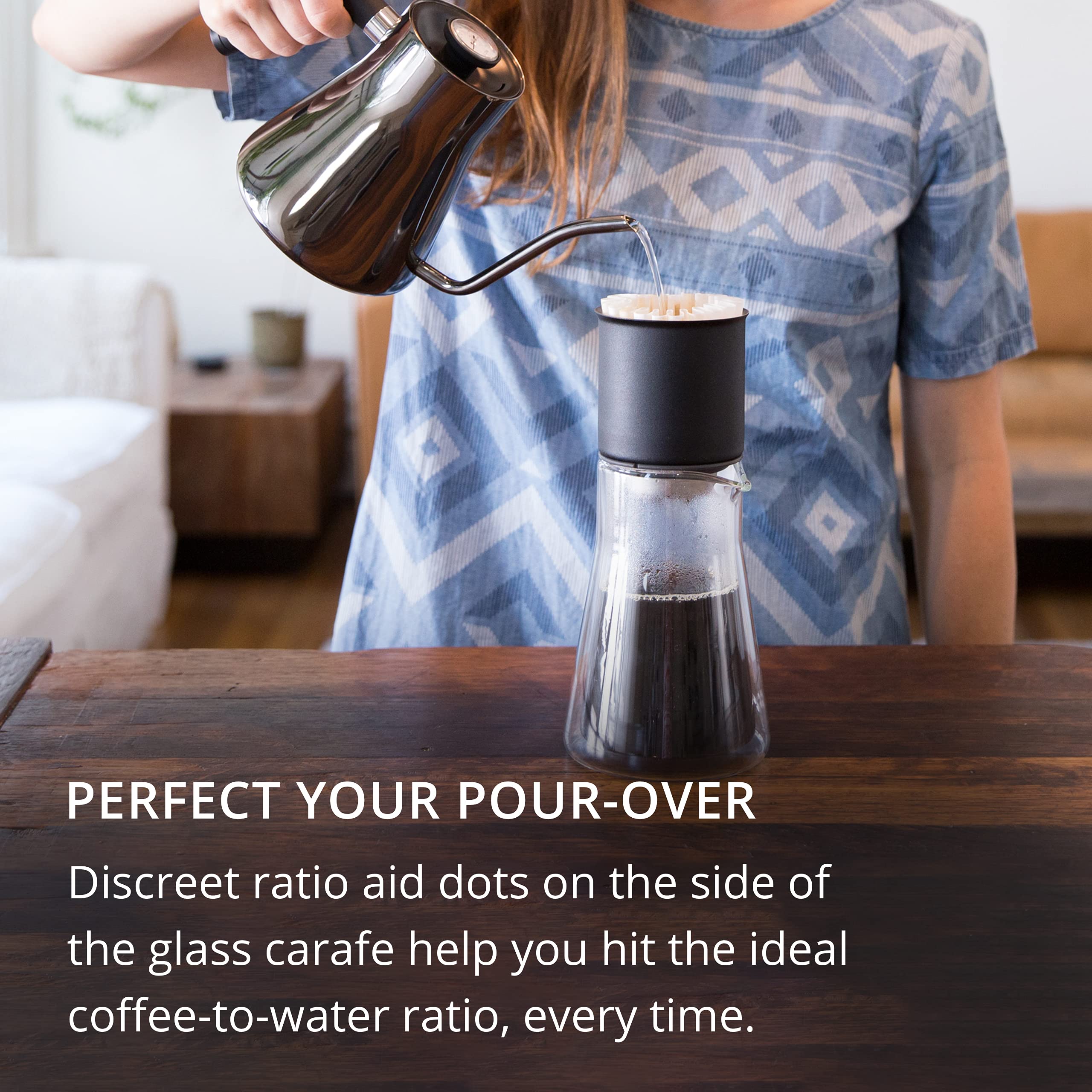 Fellow Stagg utilisée sous un dripper en pour-over pour extraction précise