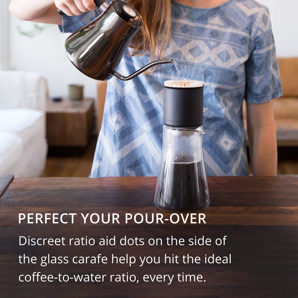 Fellow Stagg utilisée sous un dripper en pour-over pour extraction précise