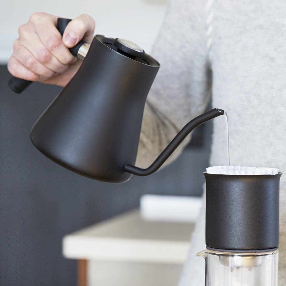 Fellow Stagg finition mate design élégant et robuste dans cuisine