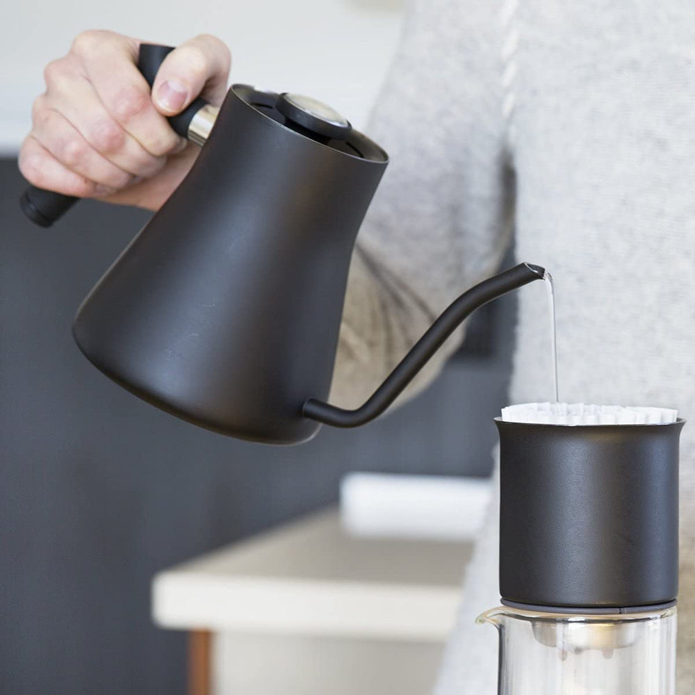 Fellow Stagg finition mate design élégant et robuste dans cuisine