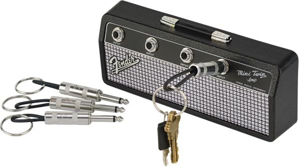 Fender porte-clés posé à côté d'objets pour comparer taille et échelle utile