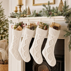 Fesciory six chaussettes sur manteau créant ambiance festive coordonnée