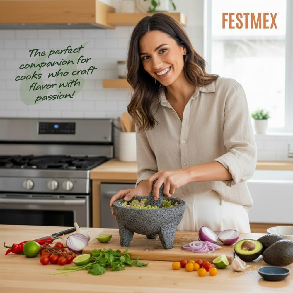 Molcajete FESTMEX en train de préparer guacamole frais et crémeux