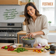 Molcajete FESTMEX en train de préparer guacamole frais et crémeux