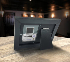 FILMCELLS MiniCell exposé sur un bureau illuminé pour mise en valeur
