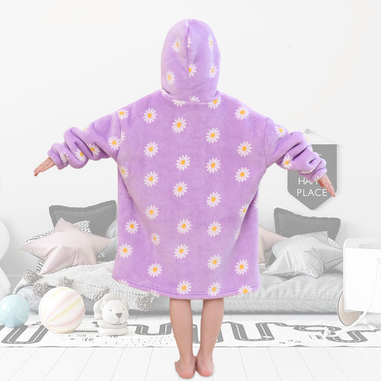 Enfant en extérieur portant Fiosnow Daisy lors d’un camping pour isolation