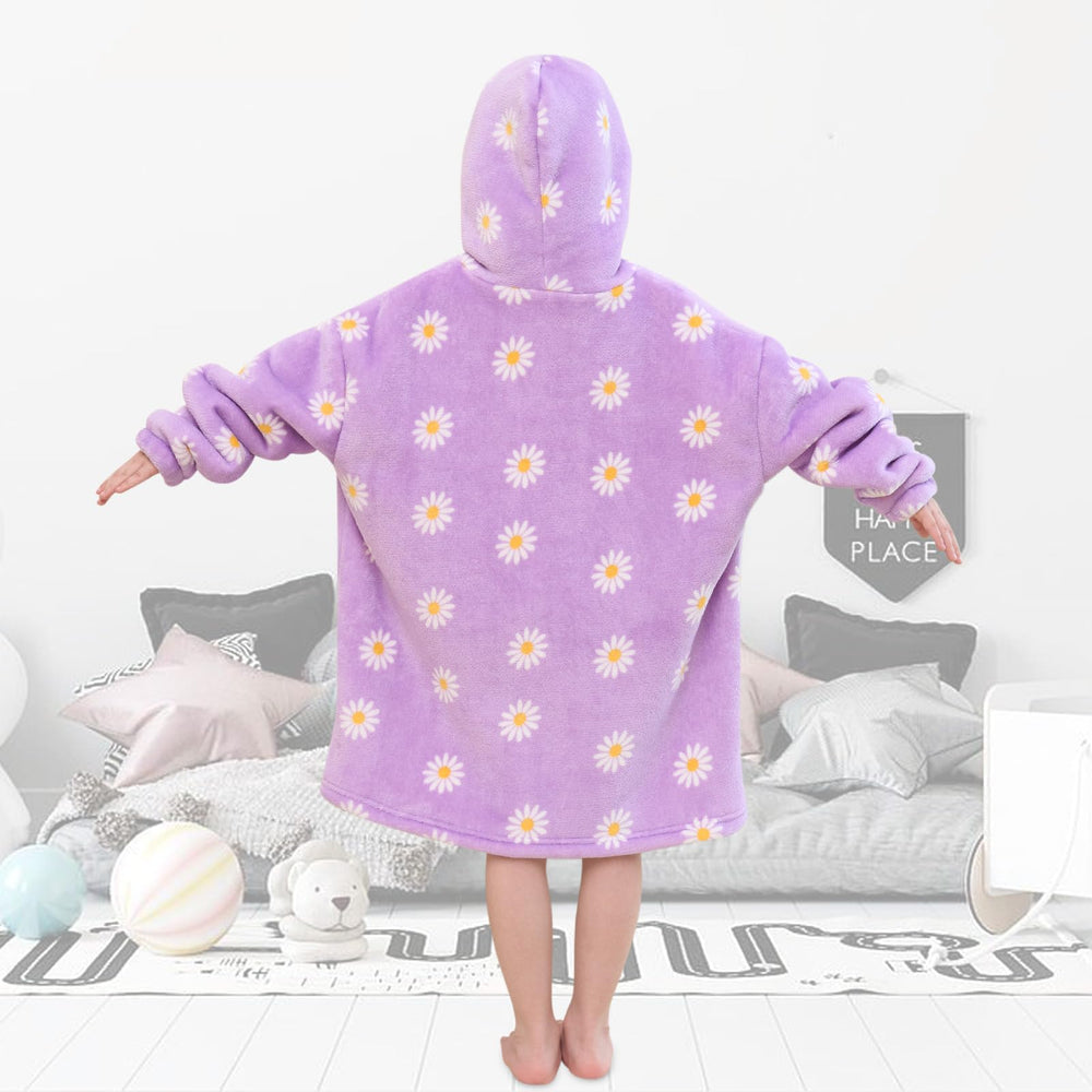 Enfant en extérieur portant Fiosnow Daisy lors d’un camping pour isolation