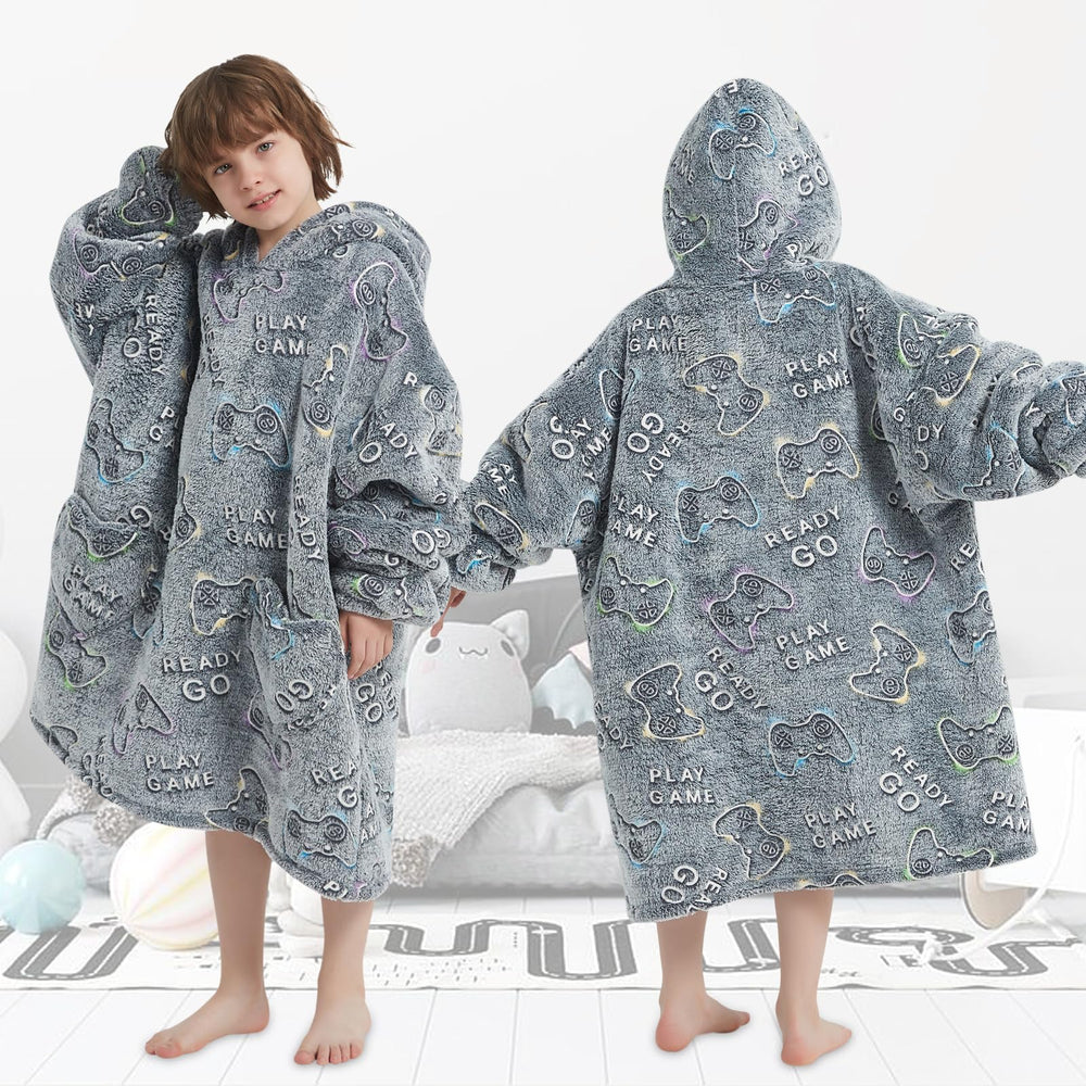Fiosnow hoodie déplié à côté d'un enfant pour comparaison de taille
