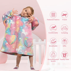 Fiosnow enfant portant la hoodie-poncho sur le canapé pour détente