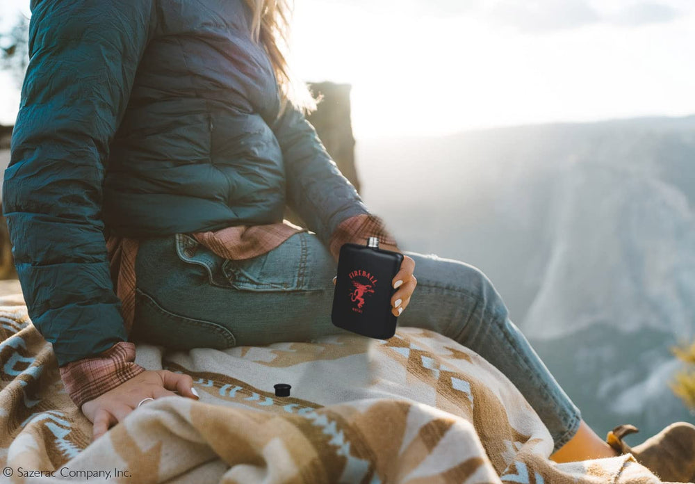 Fireball flasque en usage lors d'une sortie pour apporter convivialité